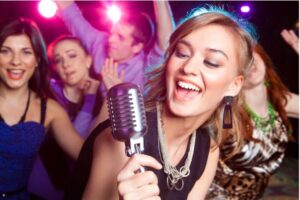 Bí ẩn giấc mơ thấy hát karaoke và con số may mắn khi chơi lô đề?